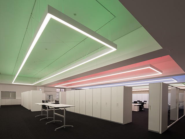 オフィス天井には自主製品を設置。気分に合わせて、間接照明の色を変えています。