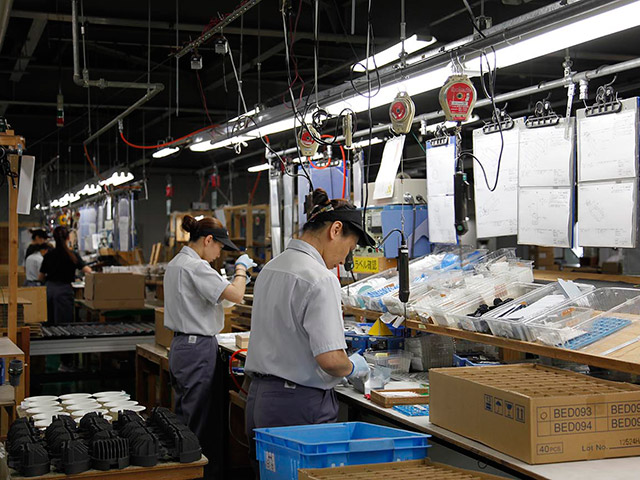 工場の製造ラインでは次々と製品が造り出されていきます。